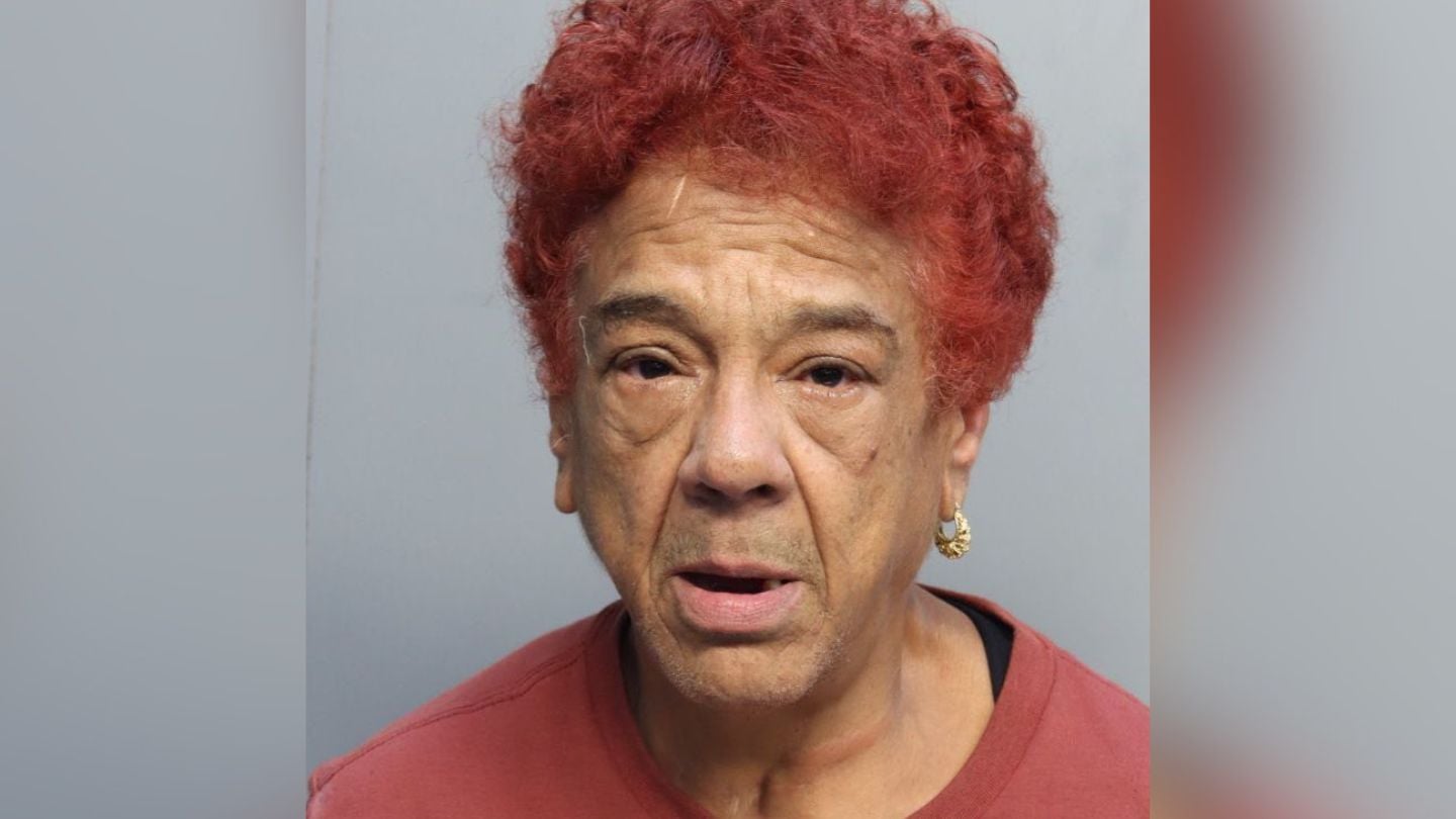 Arrestan a mujer de 64 años acusada de un delito grave contra un joven en La Pequeña Habana