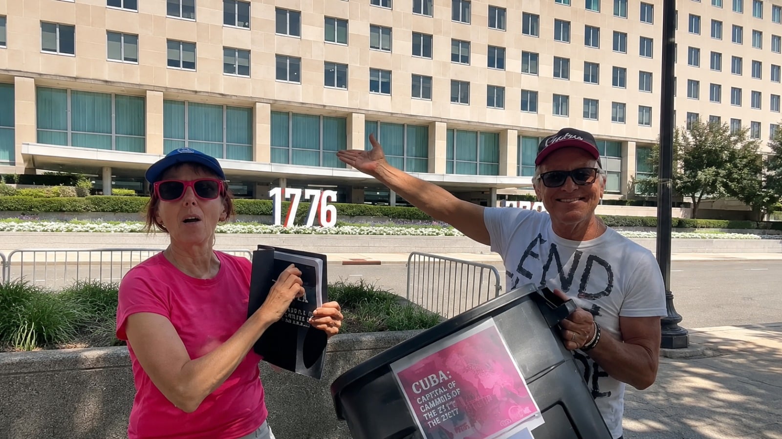 Activistas de CODEPINK arrojan a la basura informe sobre Cuba frente al Departamento de Estado