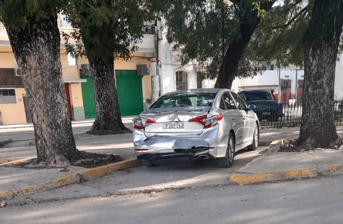 Auto dañado en las calles de Centro Habana.