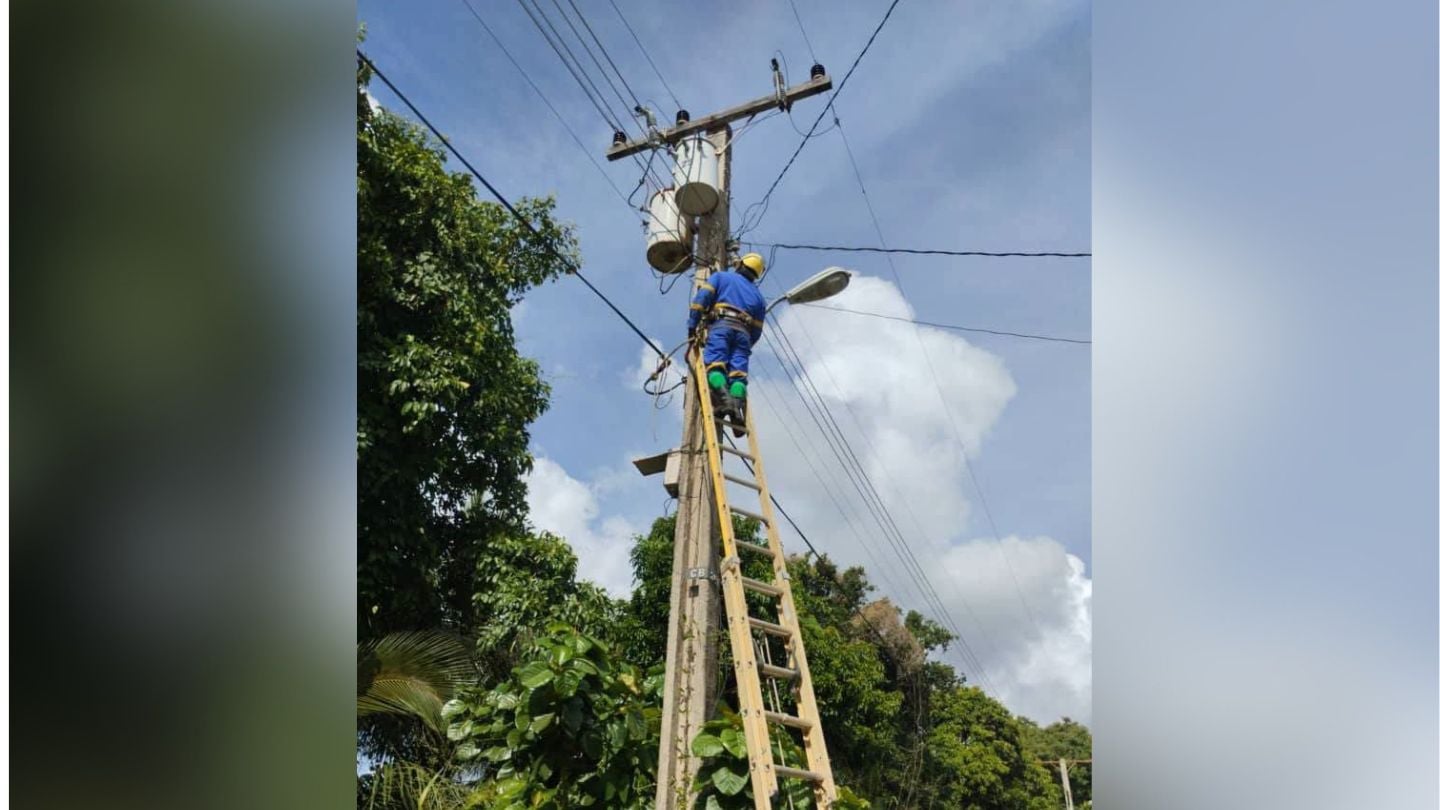 Un técnico de la UNE durante un apagón en Cuba
