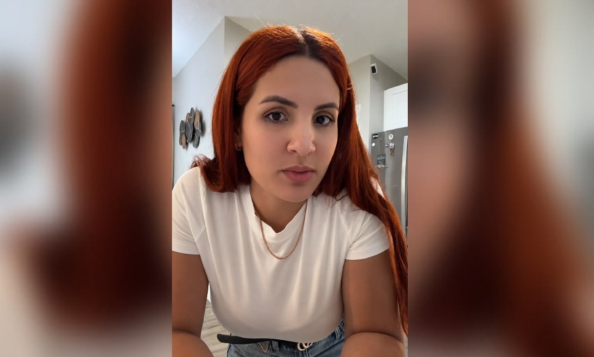 Cubana relatando su historia en las oficinas de ICE.
