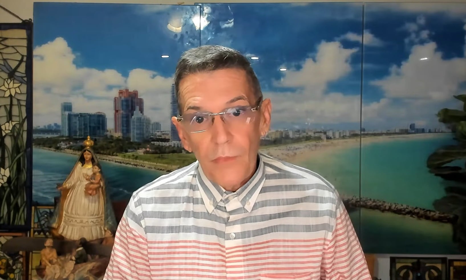 Edmundo García en una transmisión de su canal de YouTube