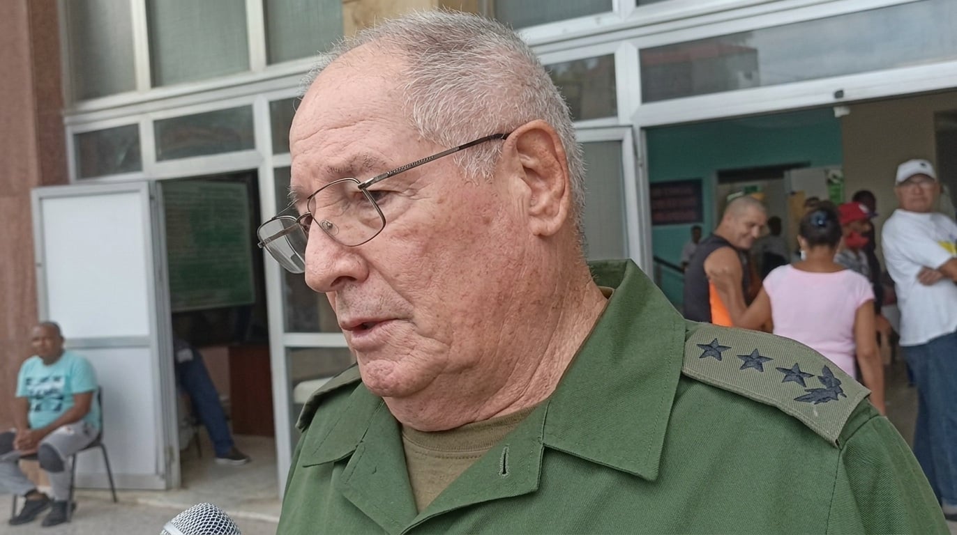 El ministro de las FAR Álvaro López Miera