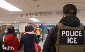 Imagen ilustrativa que representa a un agente de ICE en un aeropuerto.