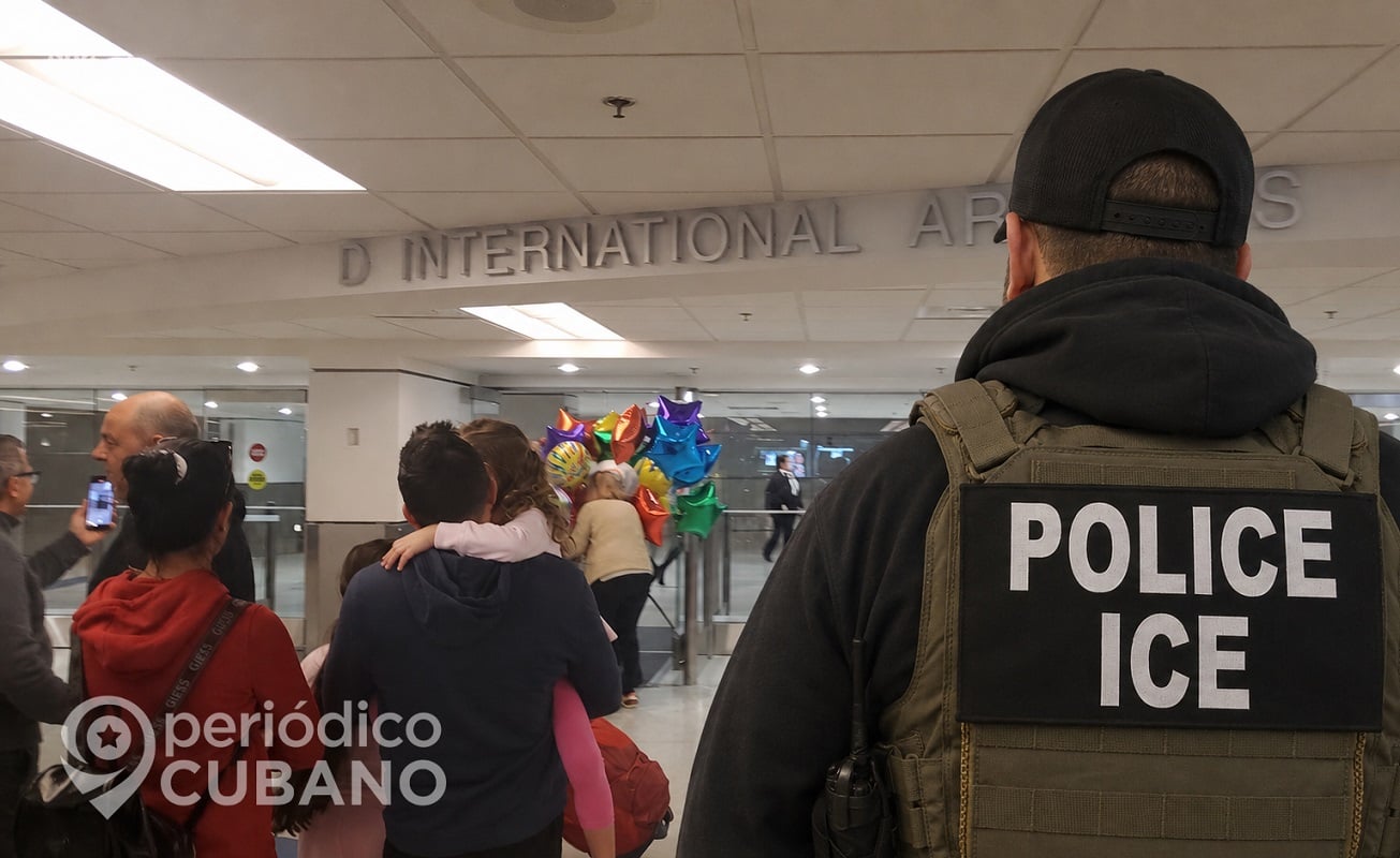 Imagen ilustrativa que representa a un agente de ICE en un aeropuerto.