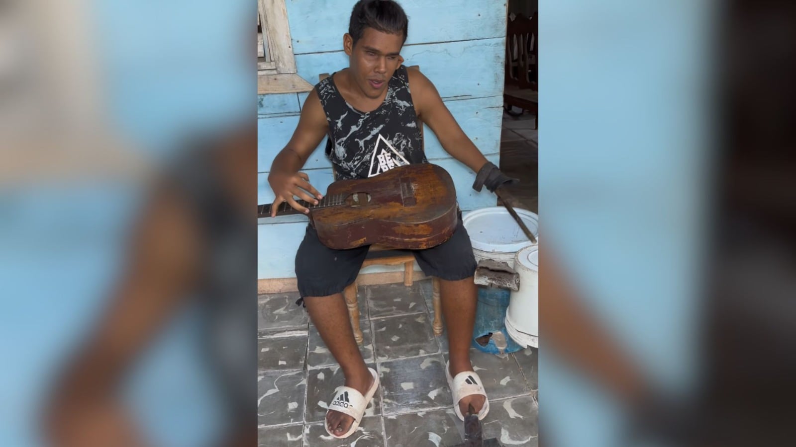 Jonathan Peregrín el joven cubano que toca guitarra, percusión y canta sin una mano