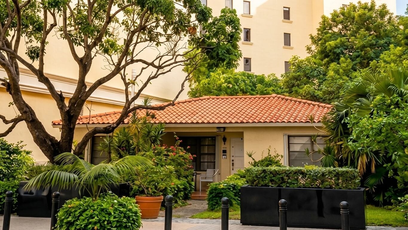 La casita de un cubano atrapada entre grandes edificios de lujo en Coral Gables3 (1)