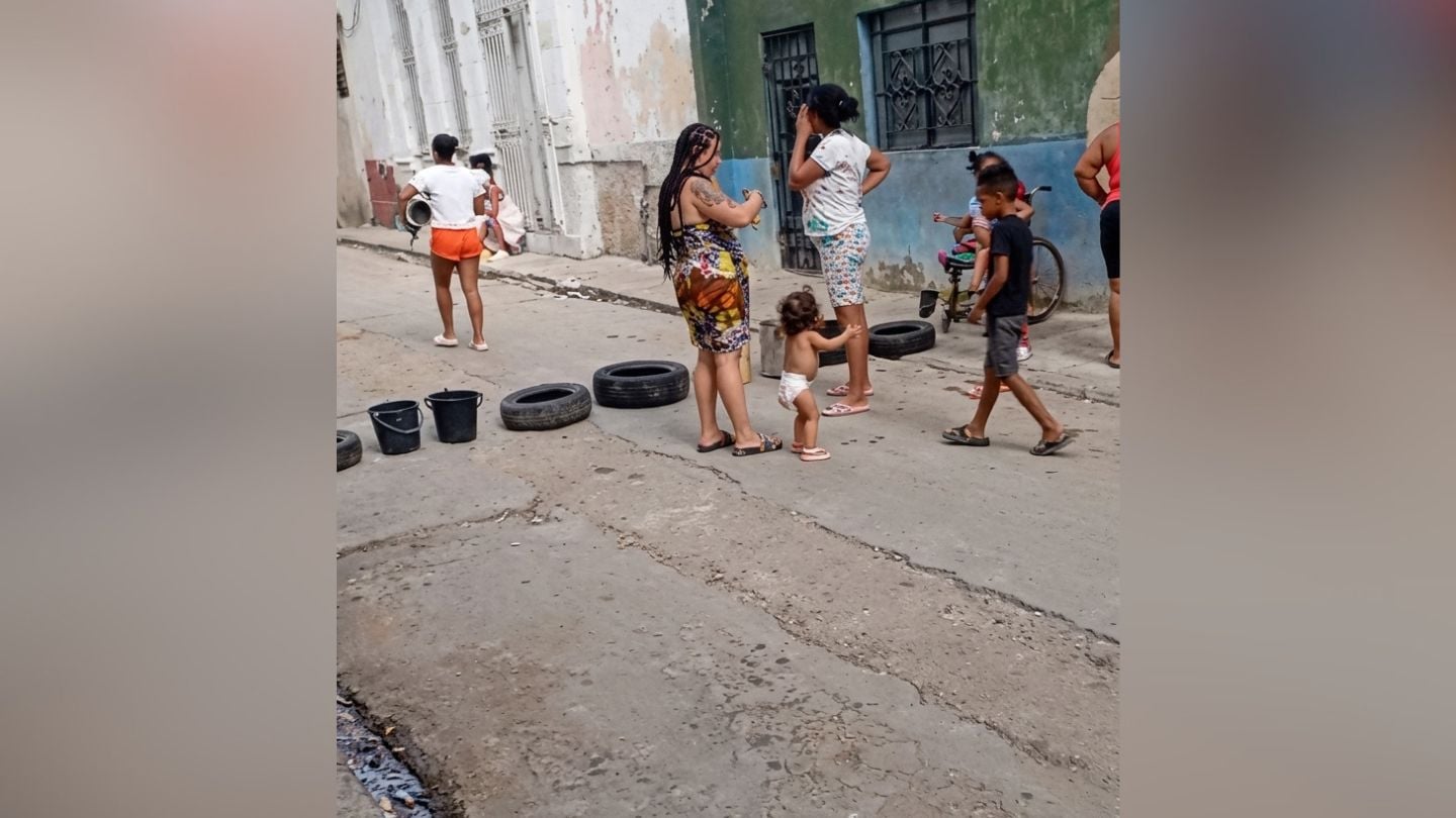 Madres cubanas bloquean una calle en La Habana por falta de agua en sus hogares