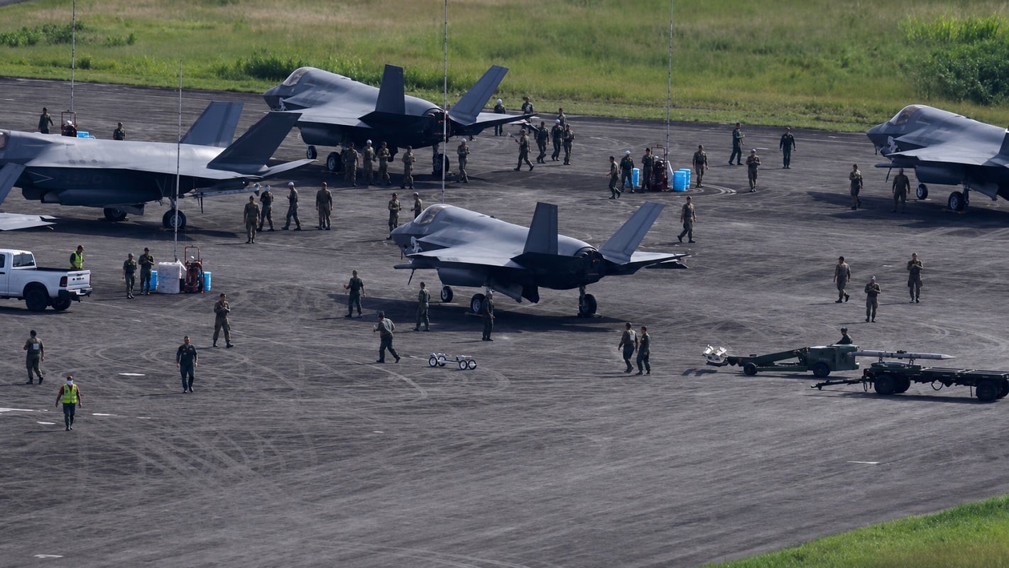 Militares en base naval.
