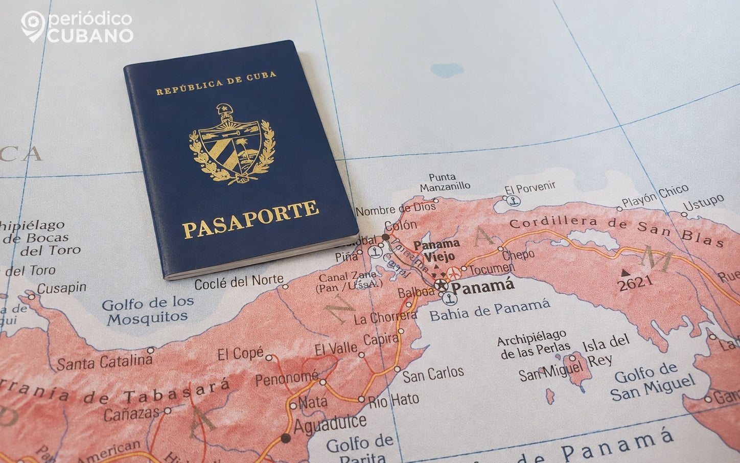 Imagen ilustrativa de un pasaporte cubano y un mapa de Panamá.