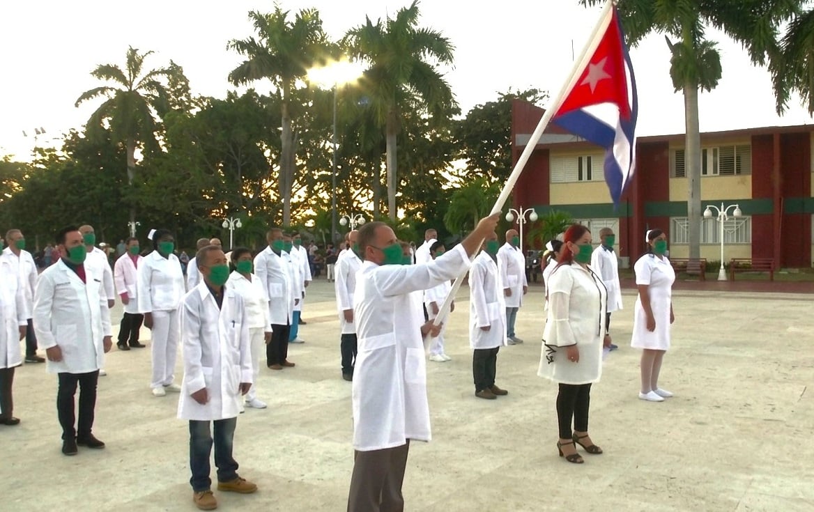 Médicos cubanos antes de partir a una misión