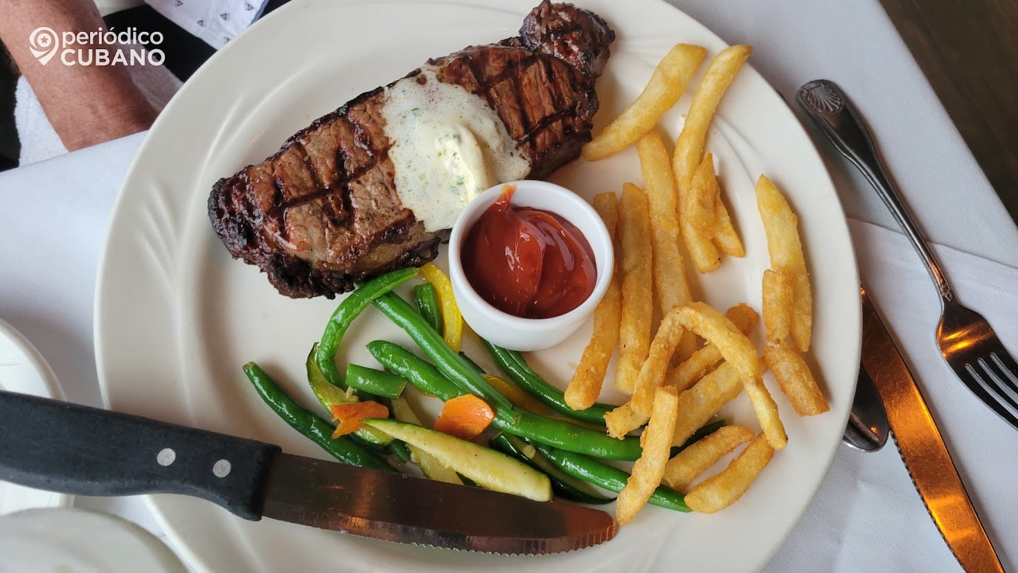 Platillo de carne en un restaurante de Florida