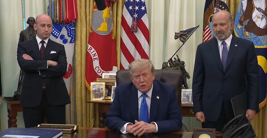 Trump firma dos nuevas órdenes ejecutivas contra la ciudadanía por nacimiento