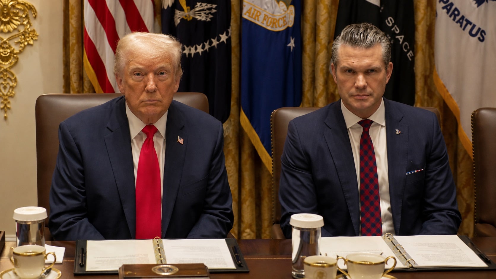 Imagen ilustrativa hecha con I.A. que muestra al presidente Trump y al secretario de Guerra Hegseth.