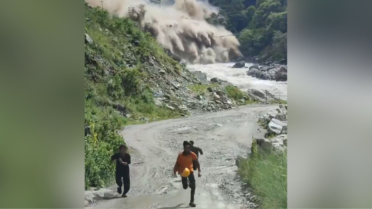 Una inundación repentina arrasa pueblos en Nepal más de 160 muertos y 384 turistas desaparecidos (1)