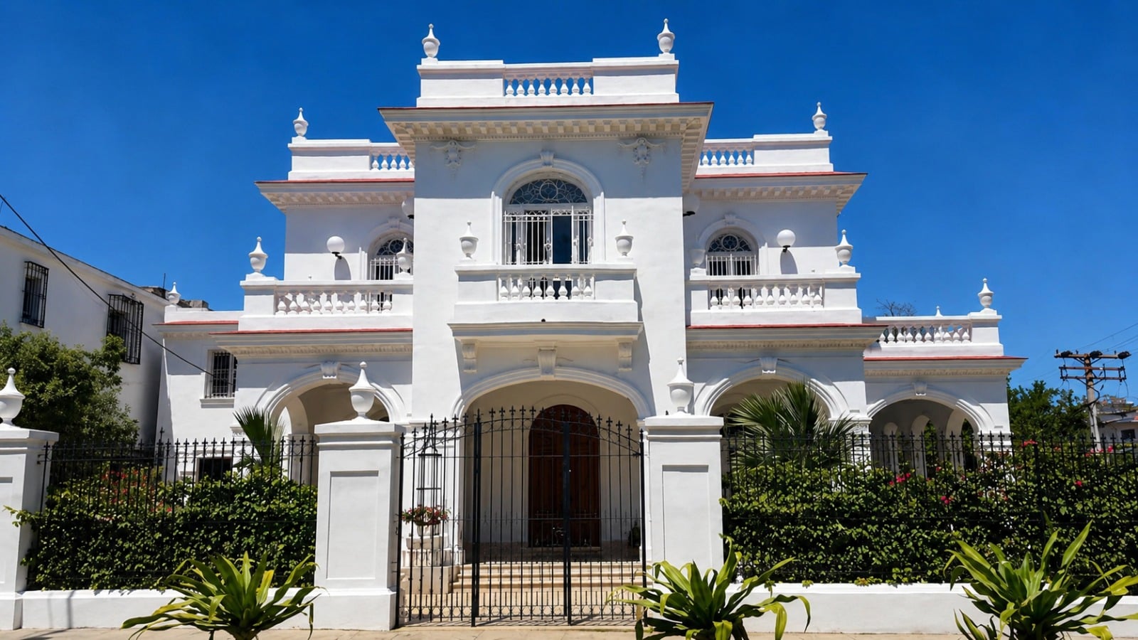 Venden palacete republicano en el Vedado con ascensor por casi 1 millón de dólares