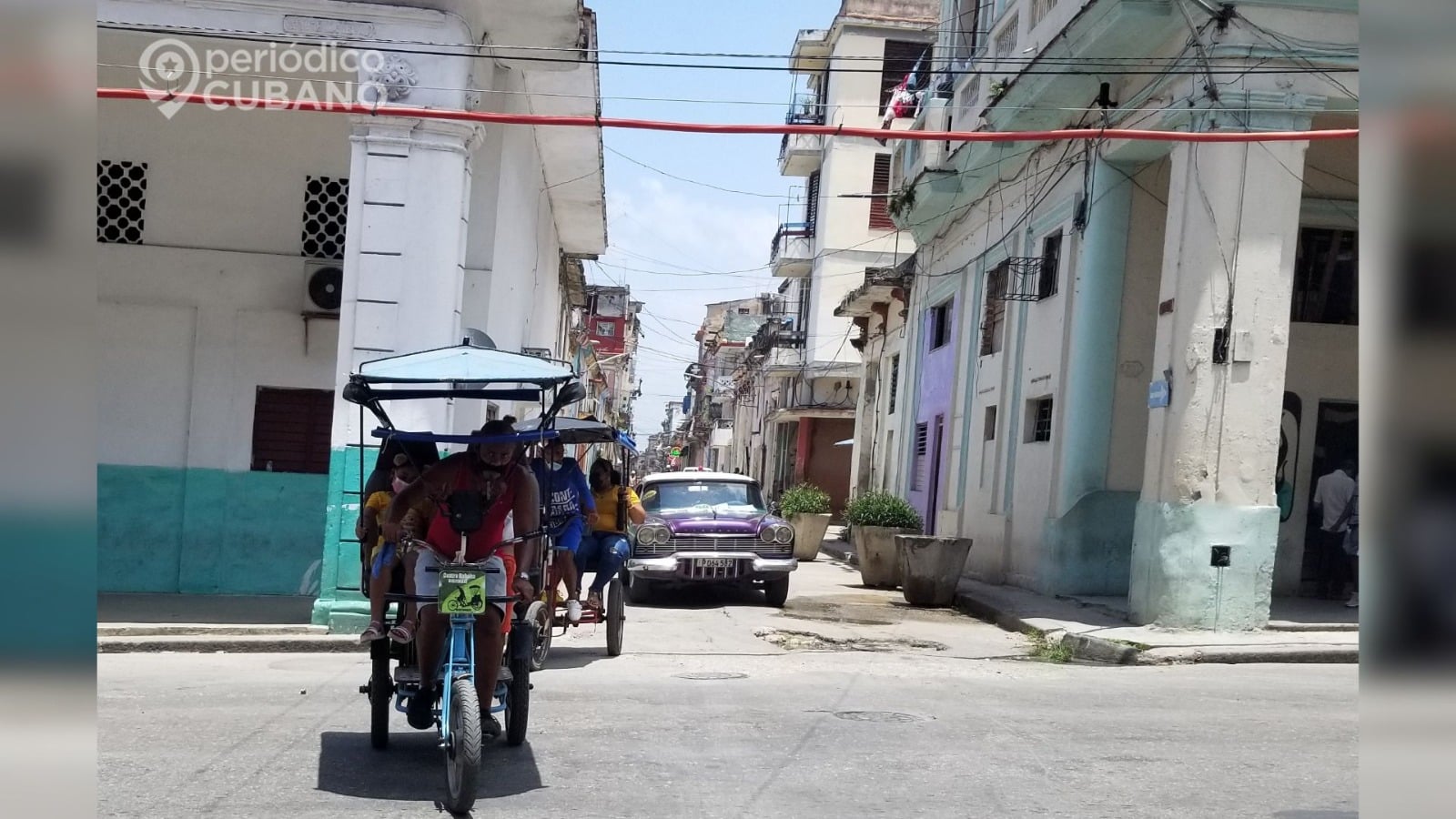 Adolescente cubano trabaja como bicitaxista para cumplir su sueño de ser boxeador