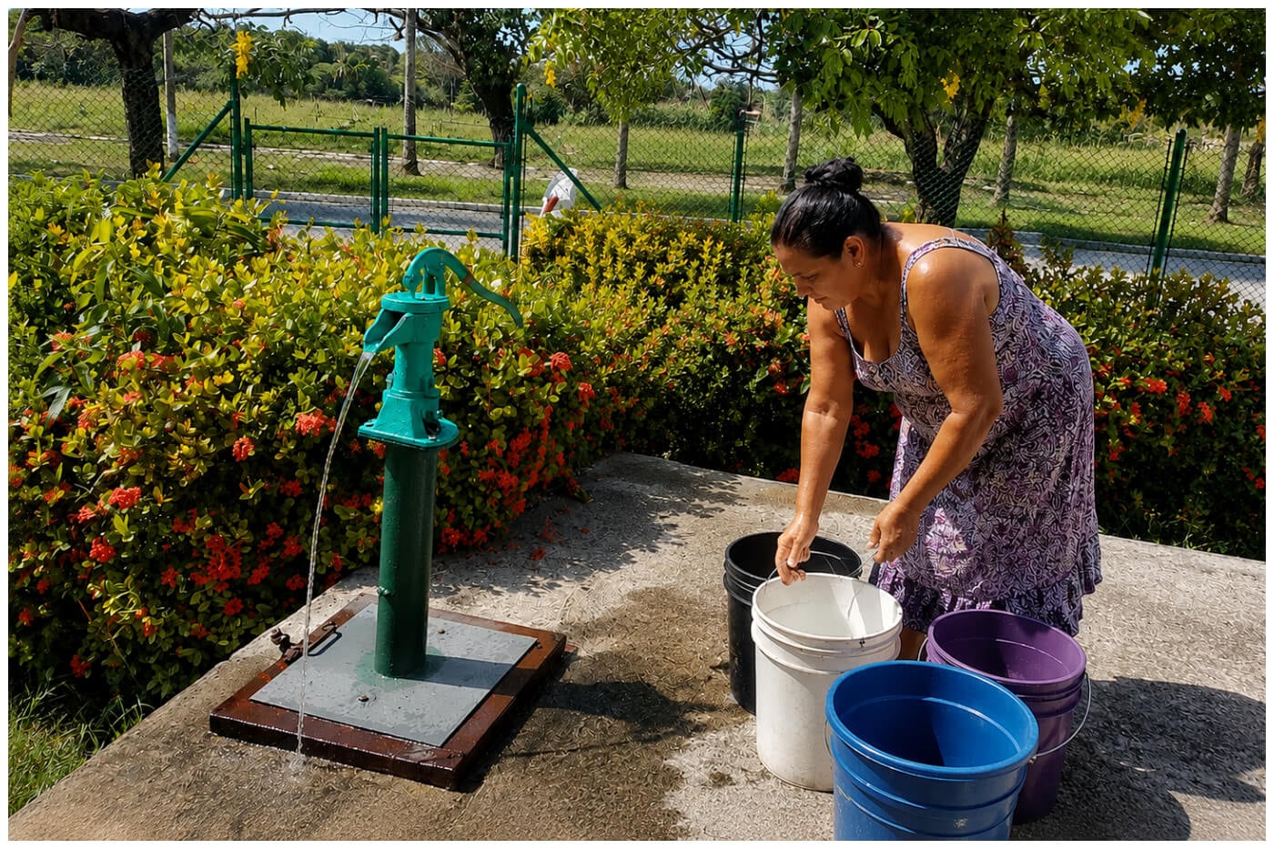 Un bomba de agua manual en La Habana es la solución del régimen, probablemente se hará cola.