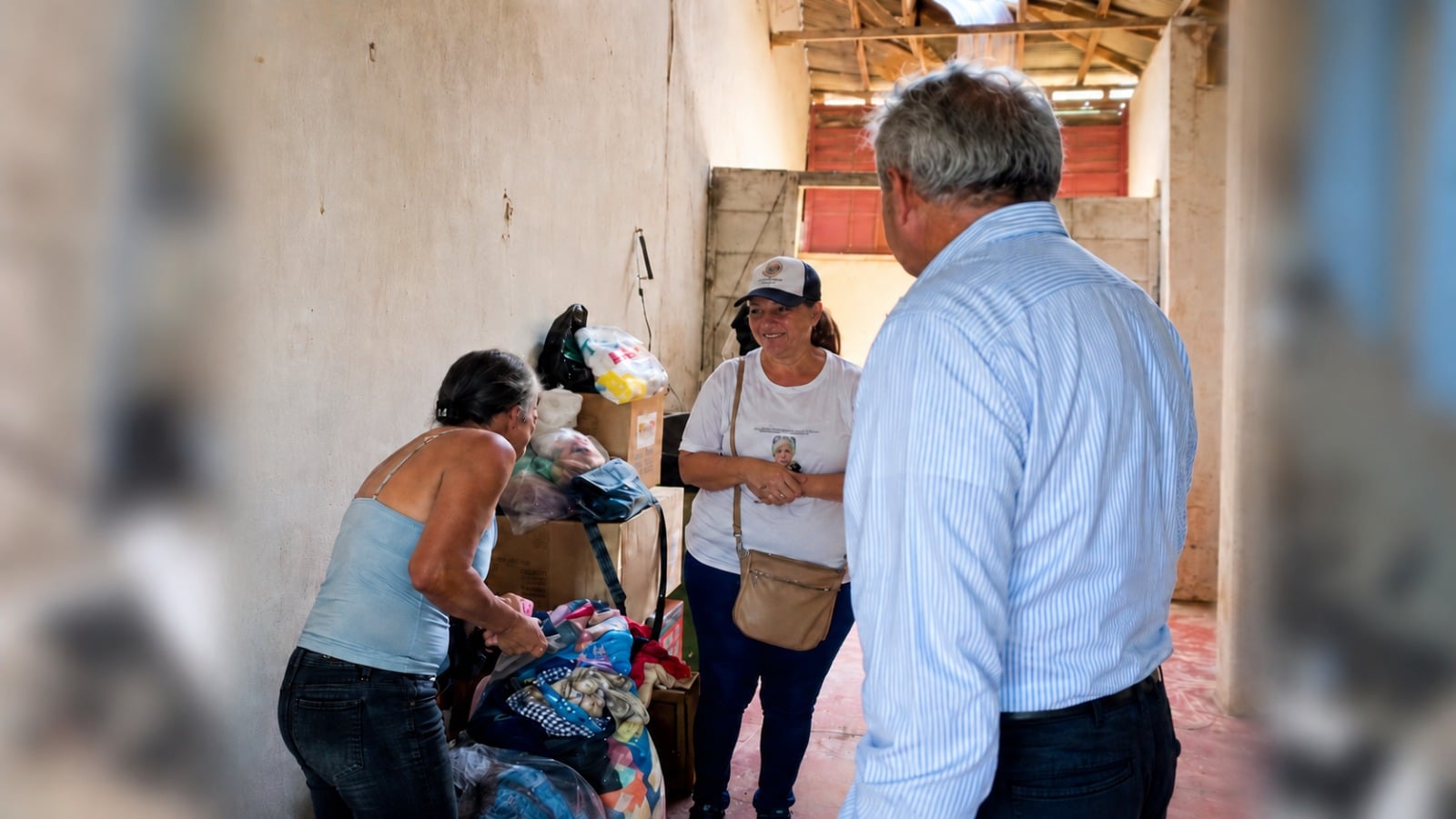 Mike Hammer visita casa por casa a beneficiarios de la ayuda estadounidense en Cuba
