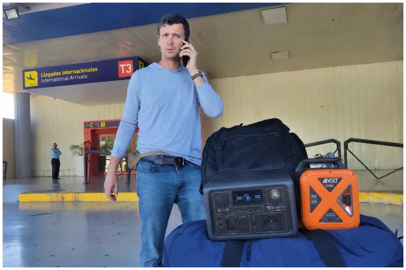 Batería y planta portátil de energía pasando por el aeropuerto.