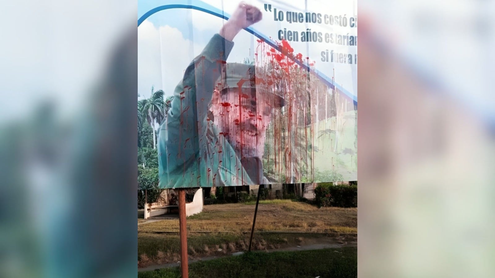 Valla con el rostro de Fidel Castro aparece cubierta de pintura roja en Holguín