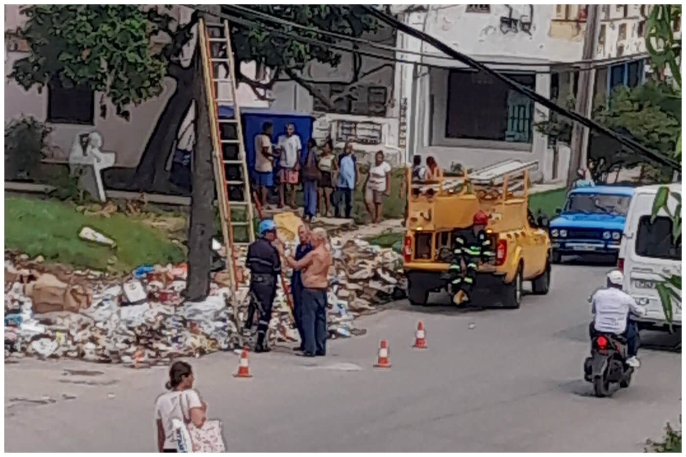 Vecinos en Marianao rodean a un trabajador de la UNE.