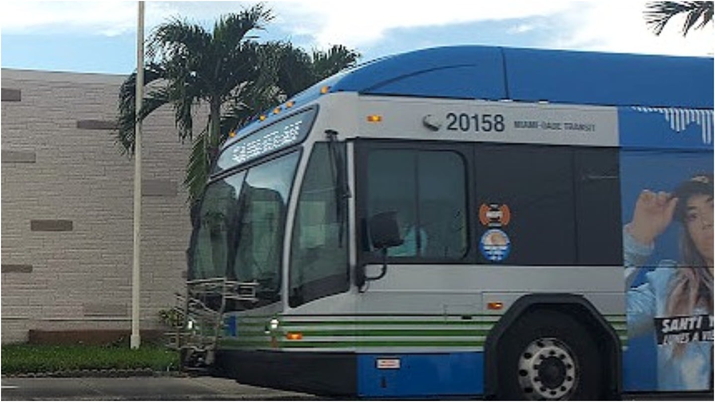 Miami-Dade recorta servicio de autobuses nocturnos tras aprobar presupuesto de $14.300 millones