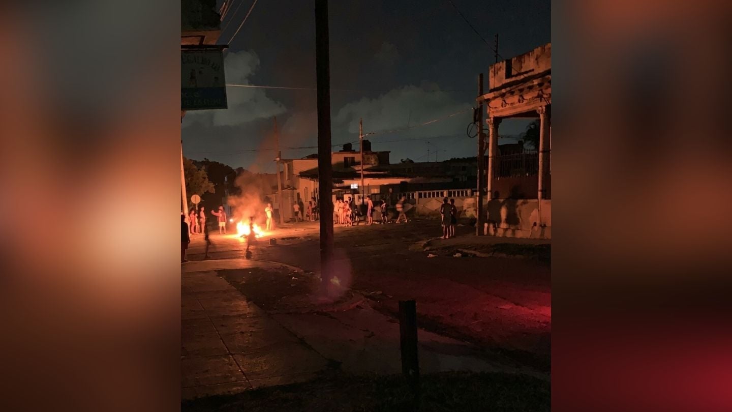 Vecinos de Contramaestre protestan con cacerolas durante un apagón prolongado