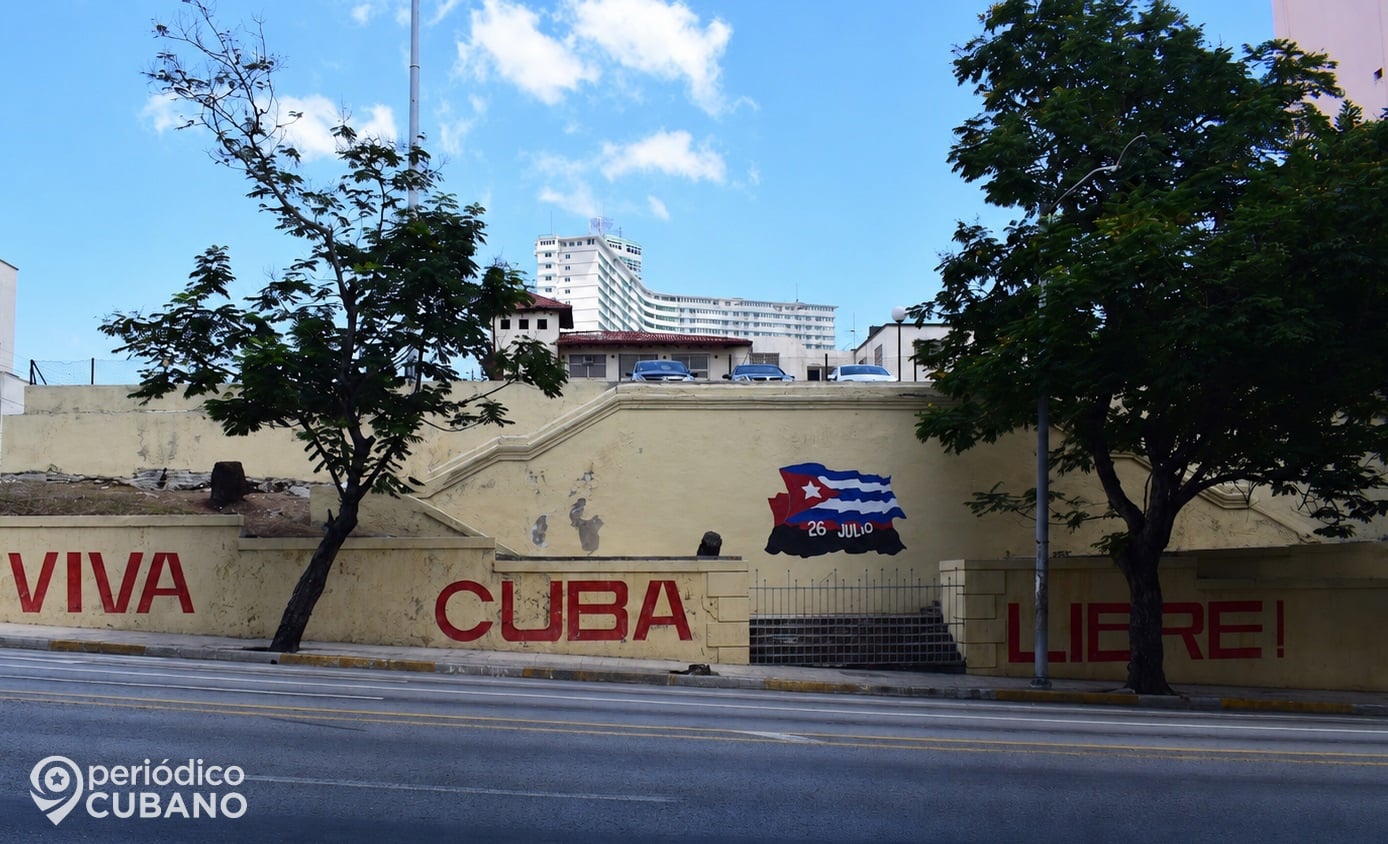 Un cartel que pide la libertad de Cuba .