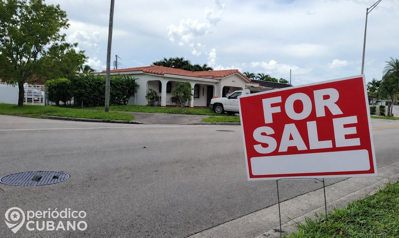 Imagen de un letrero de casa en venta.