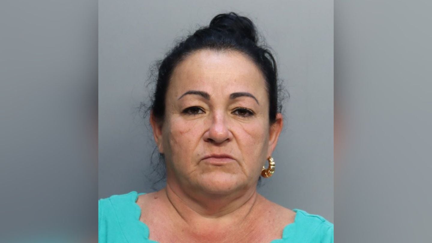 Cubana es sospechosa de atacar a su vecina con un cubo de contenido inesperado en Miami-Dade