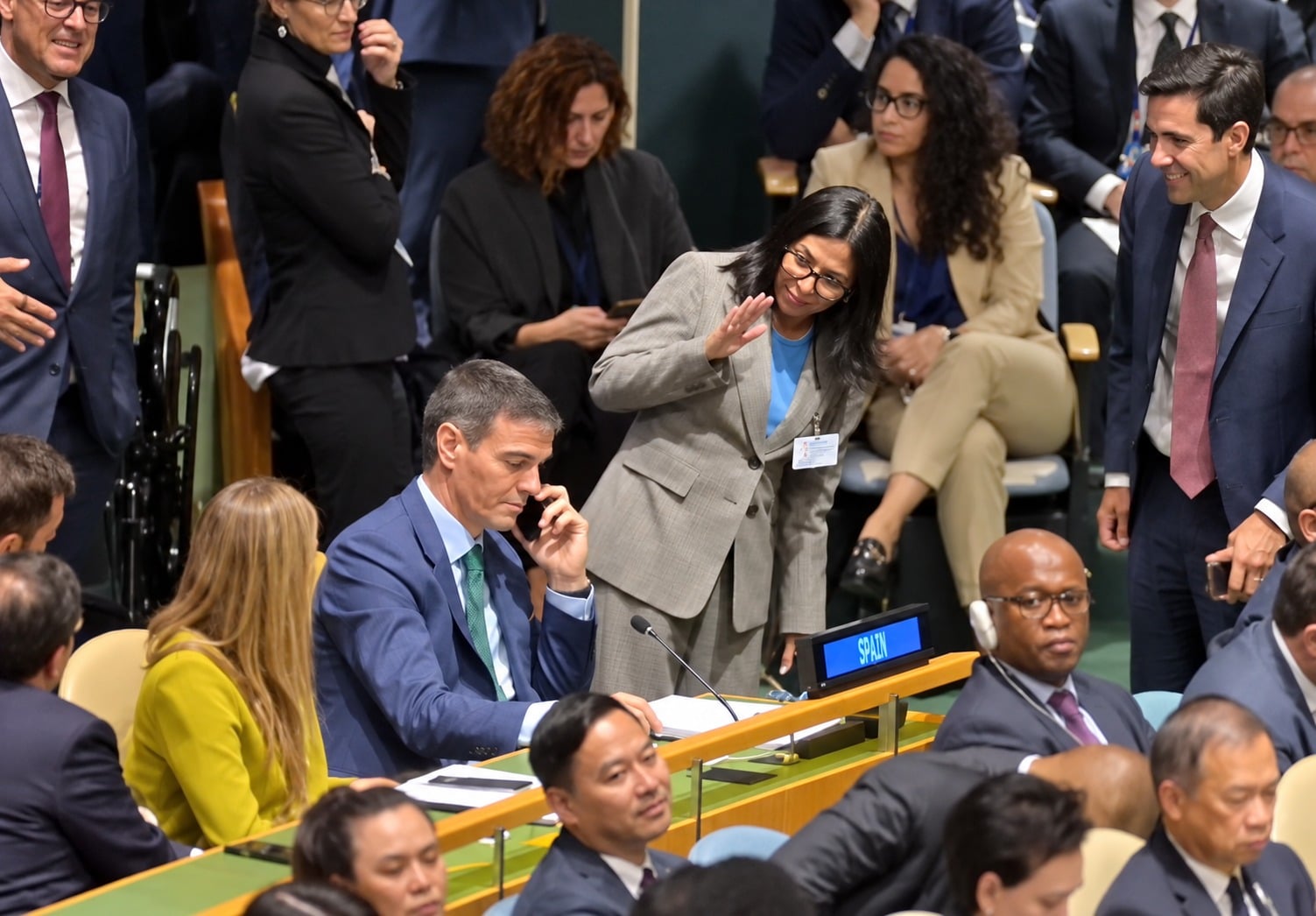 Delcy Rodríguez le lanza un beso a Pedro Sánchez en la ONU y este la ignora antes de saludarla