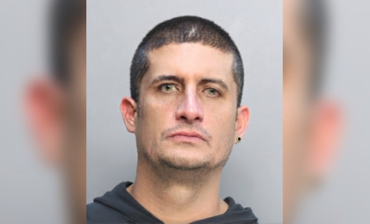 Detenido por fingir ser agente de ICE.