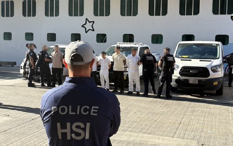 Detenidos por ICE en crucero.
