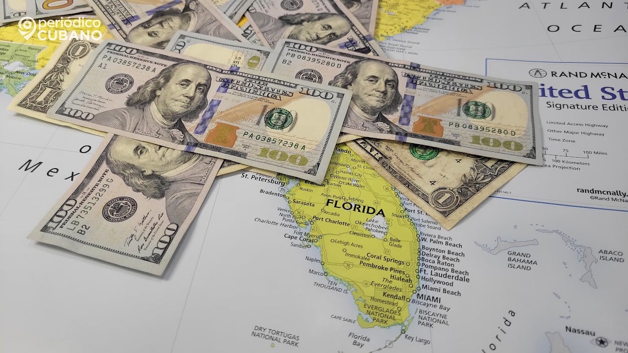 Dólares en un mapa de Florida.