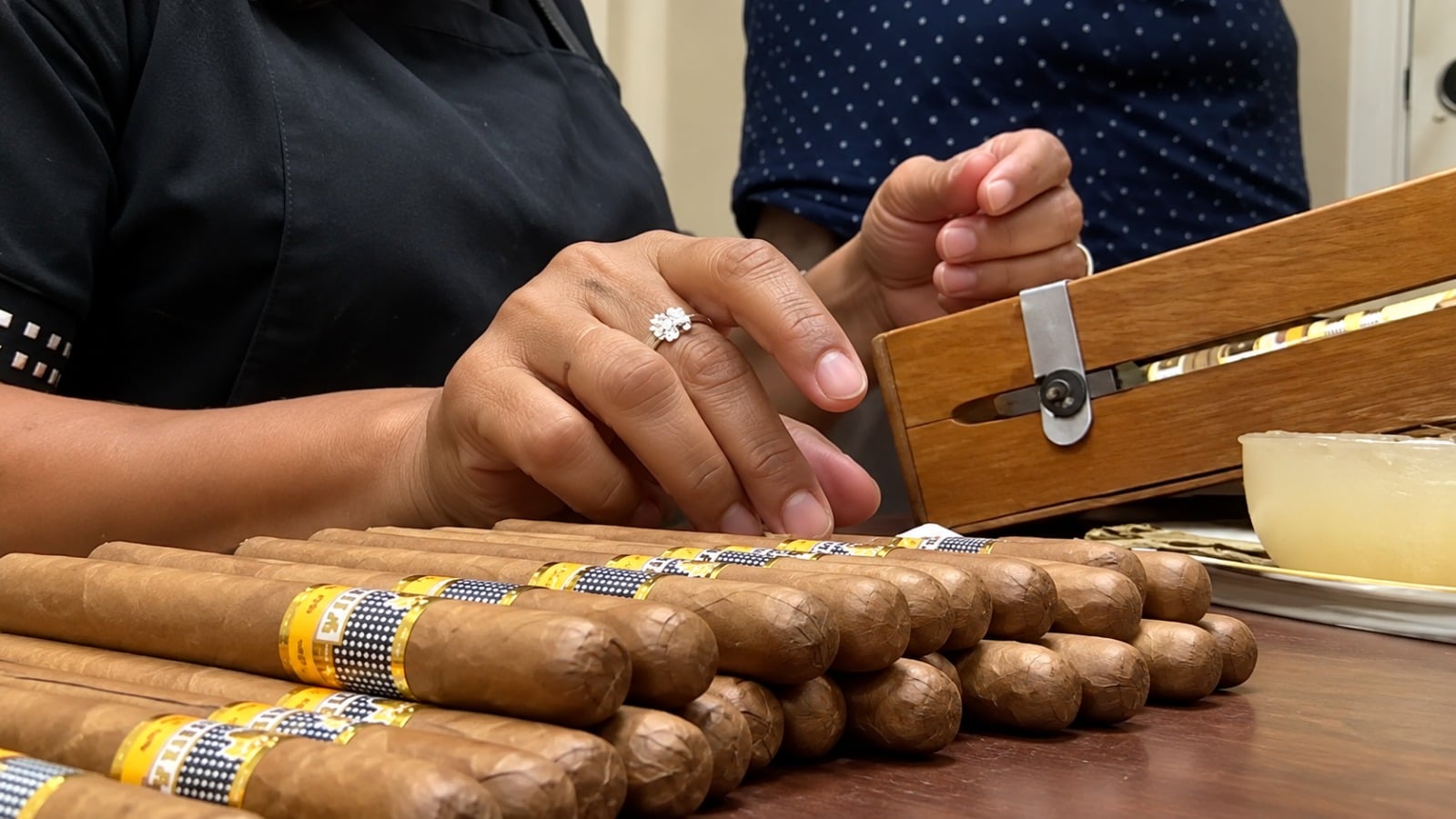 España congela las cuentas de Tabacalera, único distribuidor de Habanos en el país
