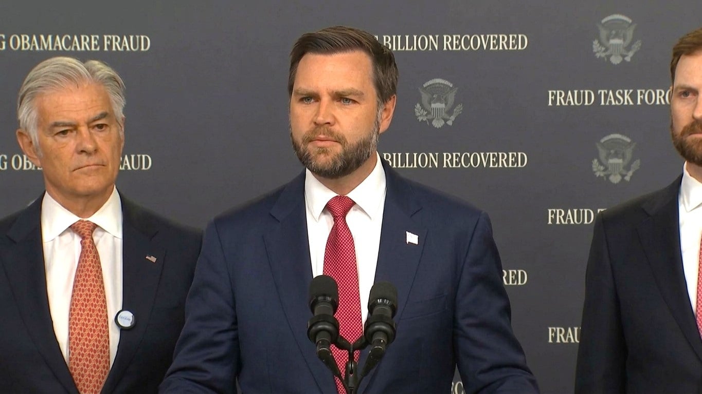 Gobierno de EEUU anuncia el retiro de más de 750 mil personas del Obamacare