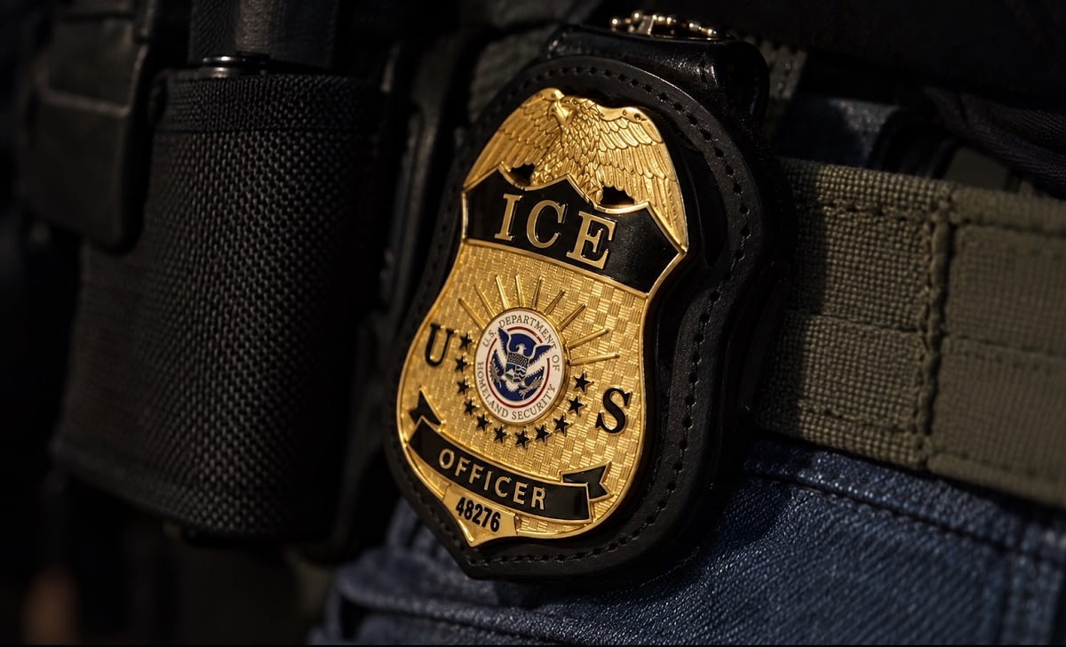 Placa de un agente de ICE.