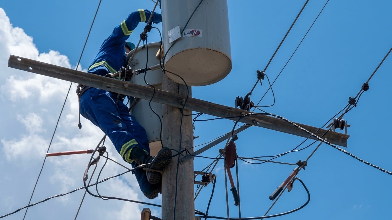 La Habana instala trampas químicas para detectar robos de aceite en transformadores eléctricos