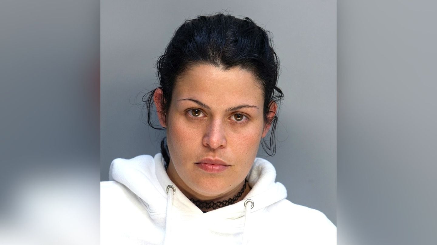 Madre de Hialeah es sospechosa de delitos graves contra su hija de 10 años