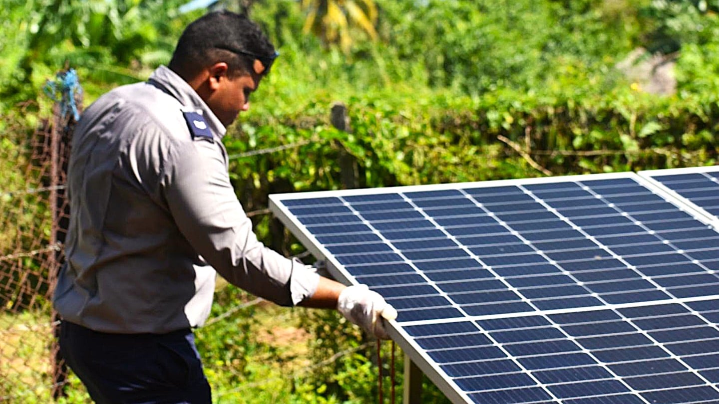 Marcan paneles solares con químico invisible en Cuba mientras crecen las fallas de agua y electricidad