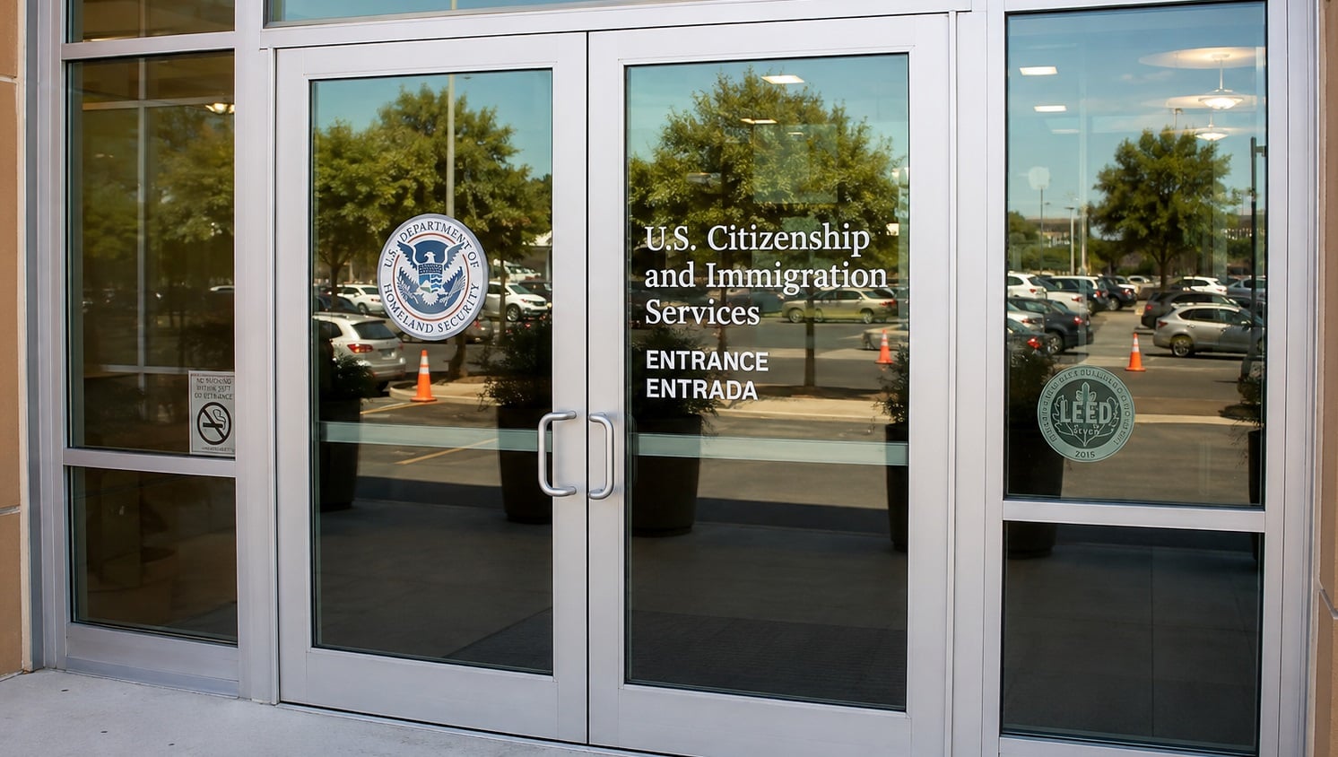 Puerta de una oficina de USCIS.