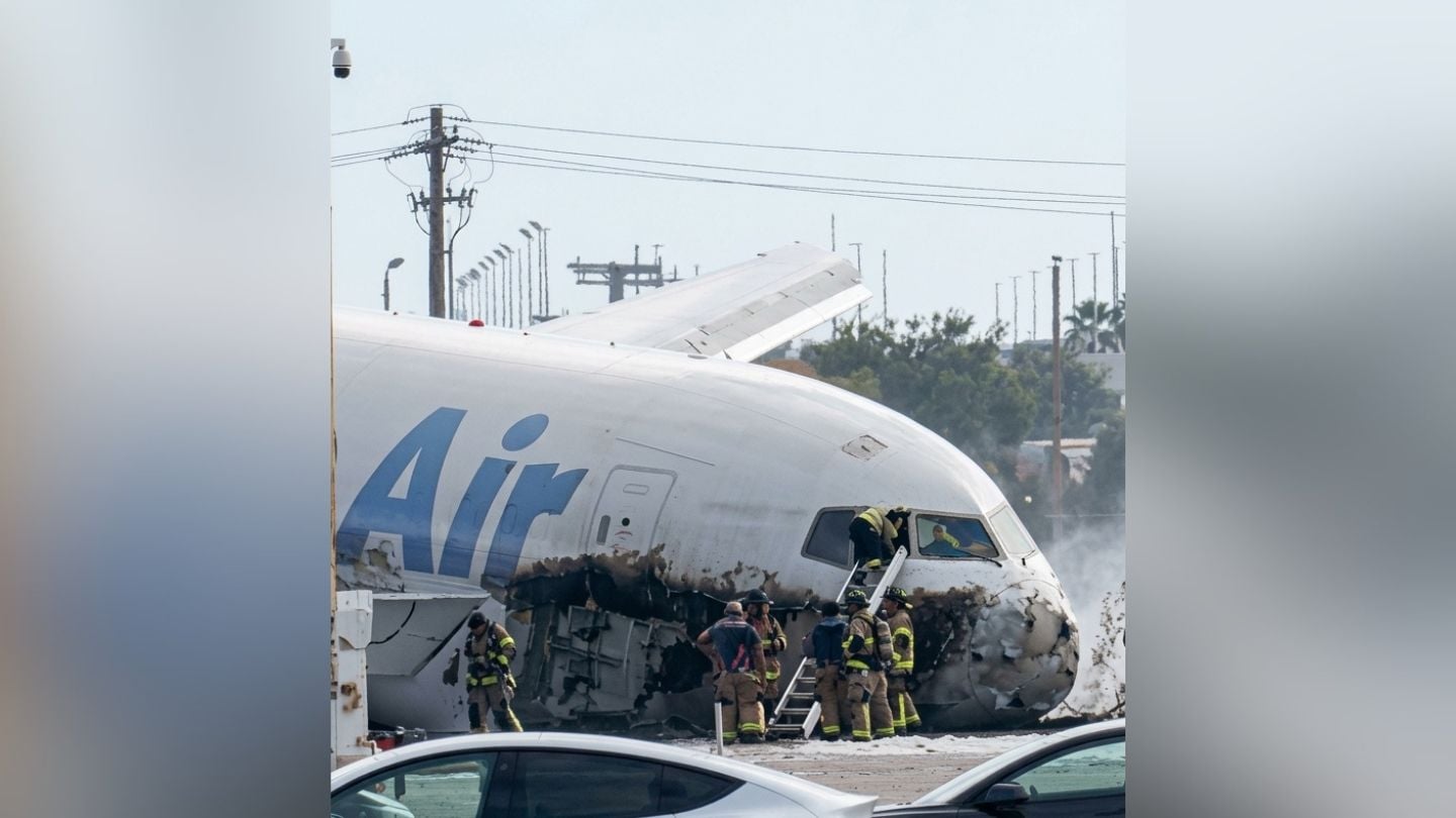 Video de cómo rescataron a los pilotos del avión de Amazon accidentado en Miami