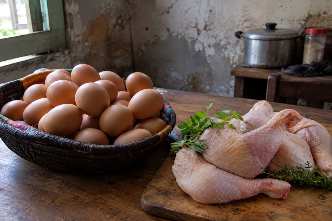 Imagen de referencia de pollo y huevo en cocina cubana