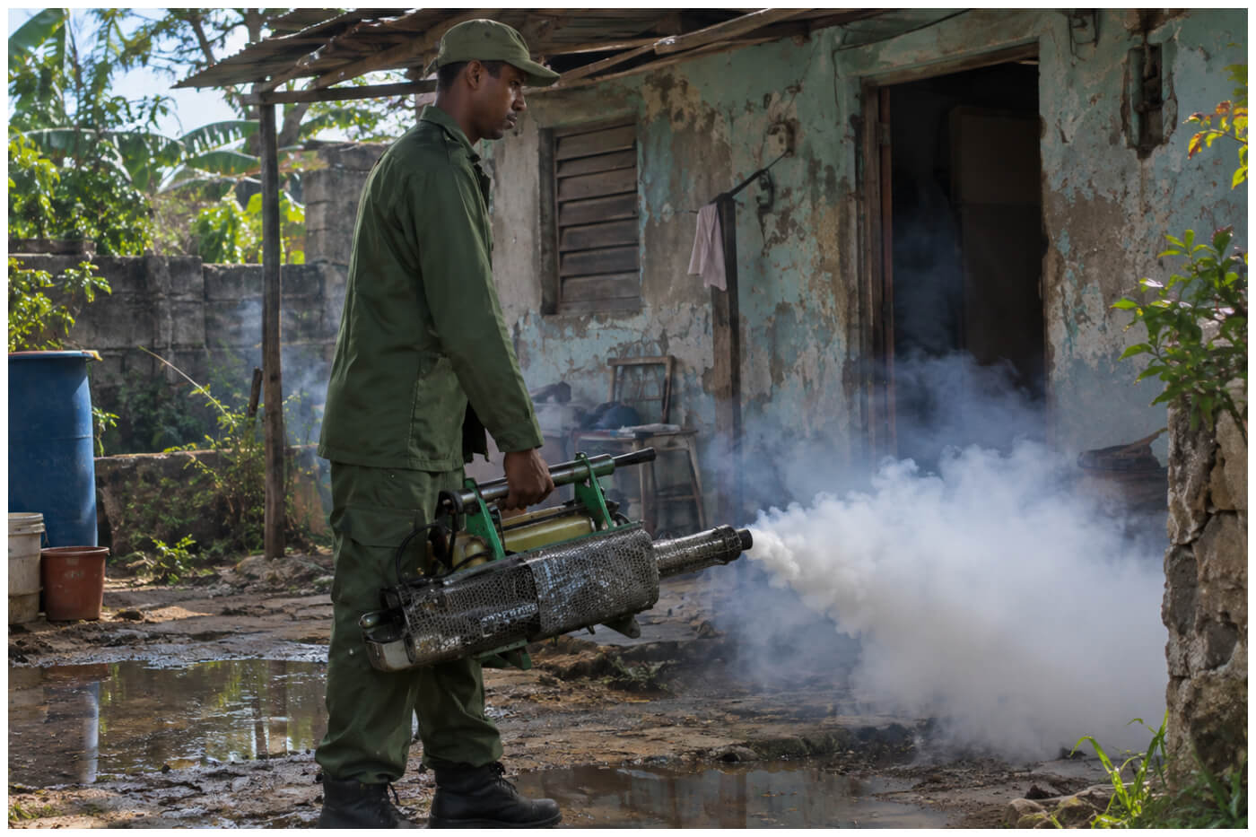 Imagen de referencia de fumigador estatal en Cuba.