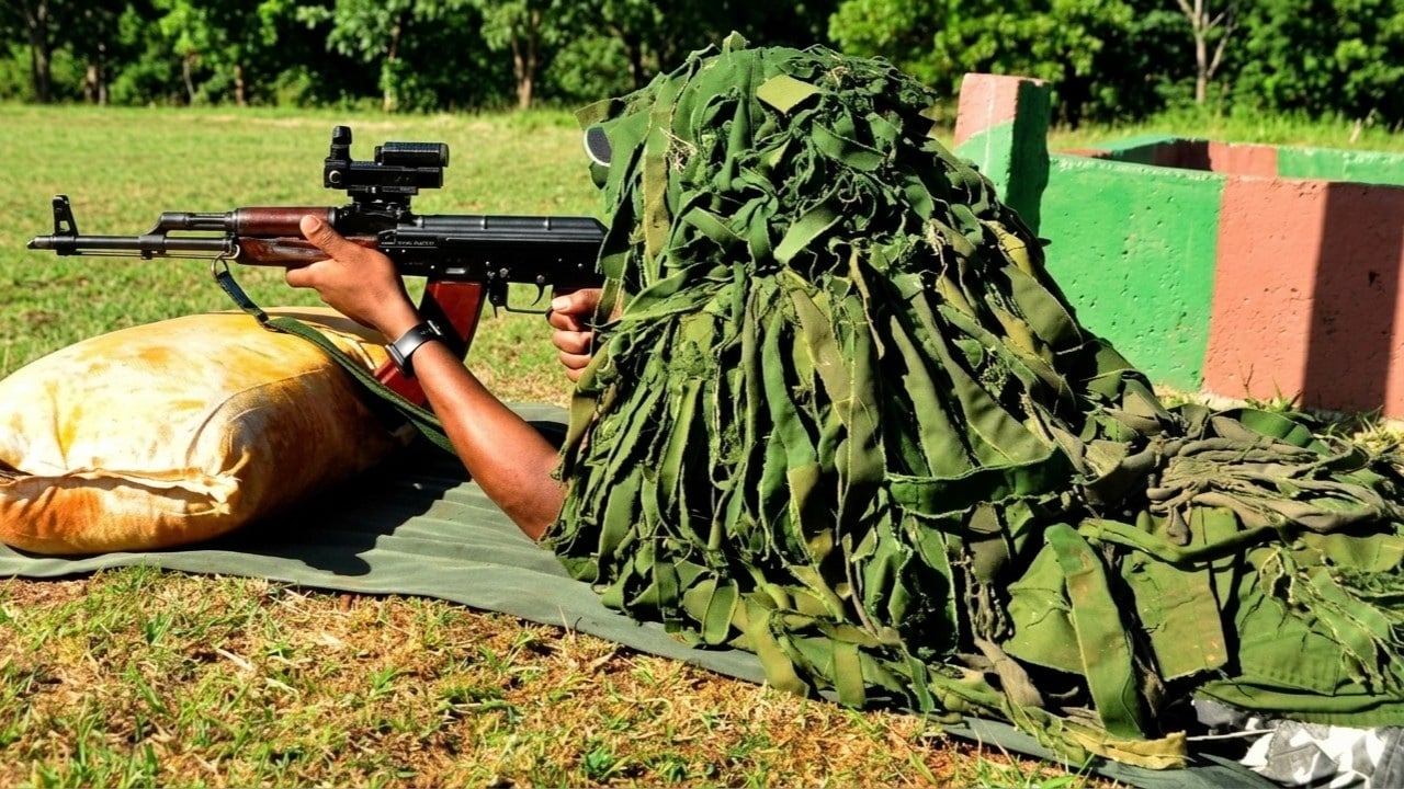 Cuba muestra camuflaje y fusiles de diseño soviético mientras EEUU despliega drones en Guantánamo