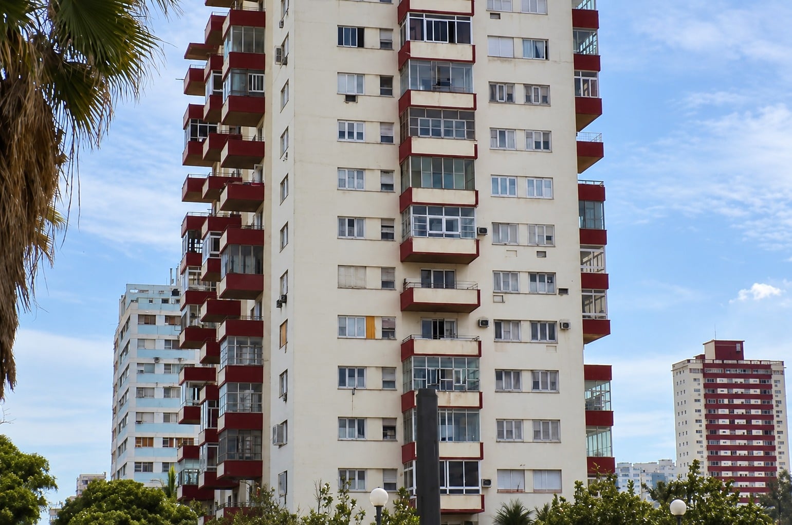 Cubana que vivía en España muere al caer del décimo piso del edificio Capi en El Vedado