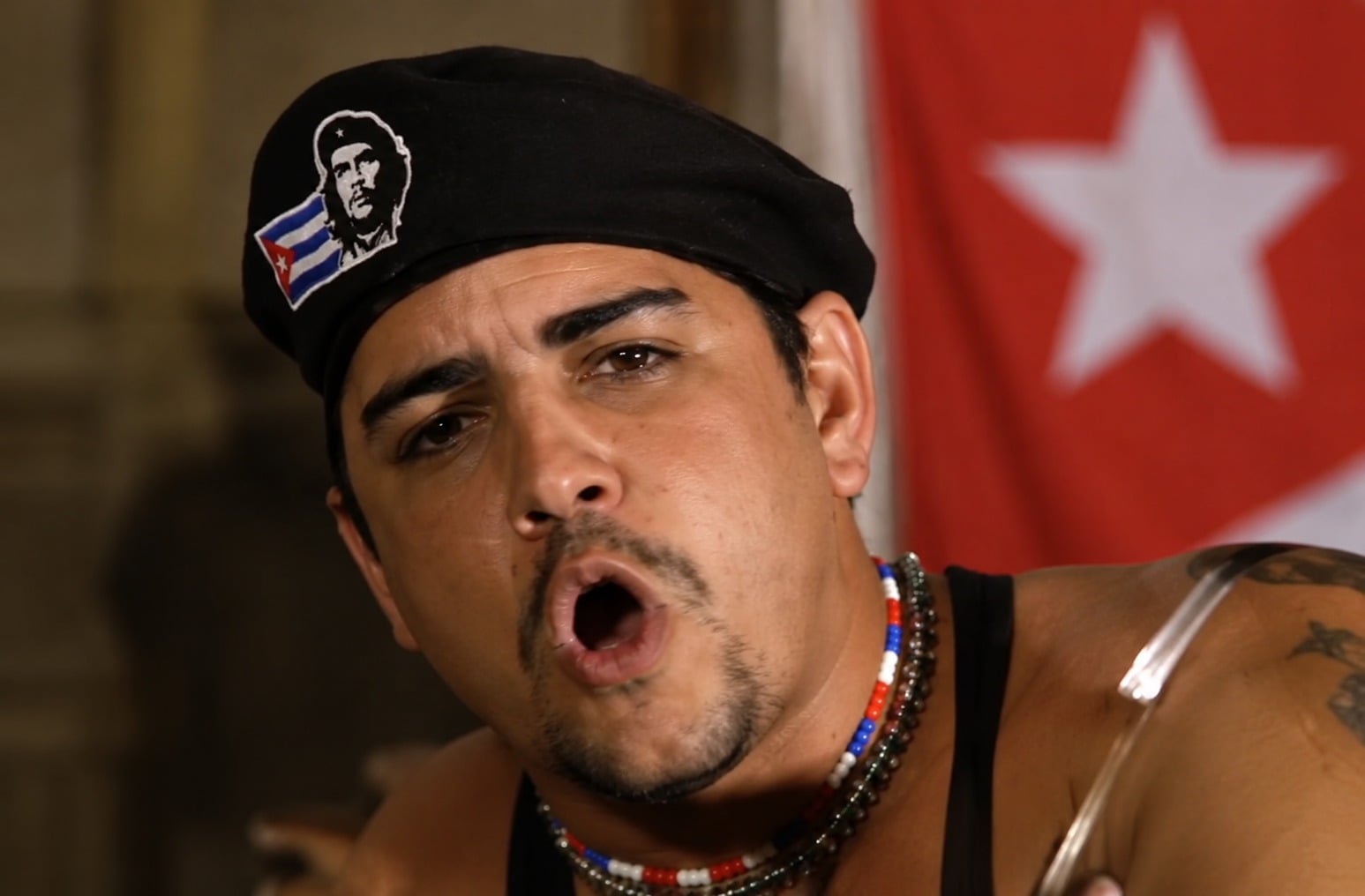 El B le recuerda a Baby Lores cuando apoyaba al régimen cubano