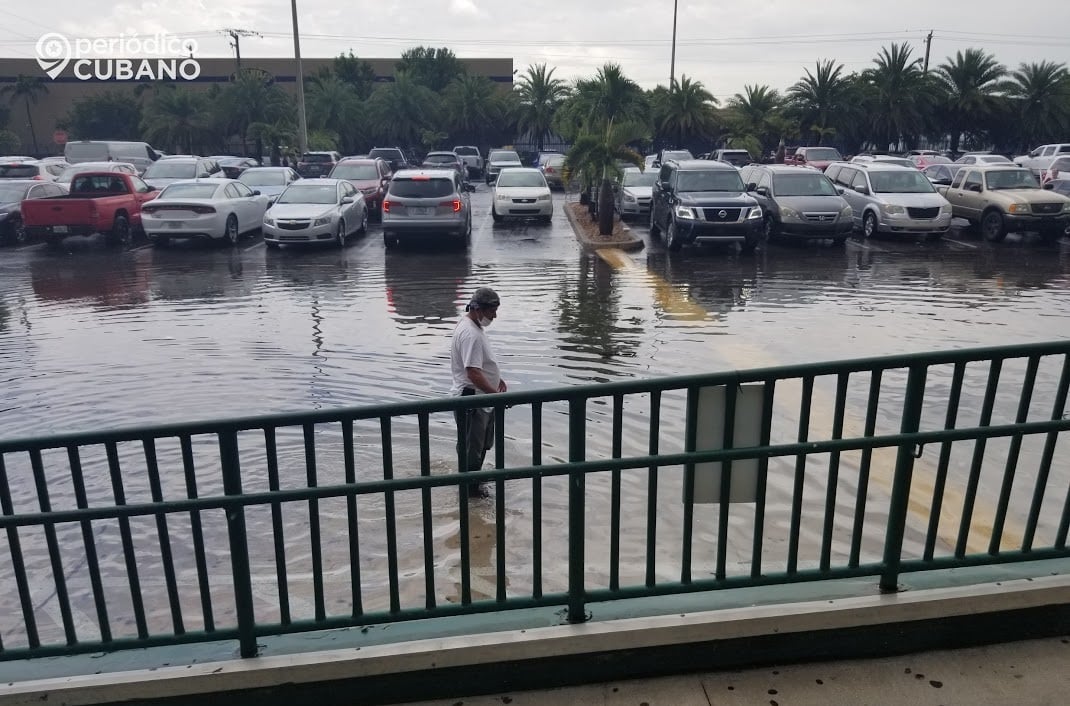 Estacionamiento inundado en Florida.