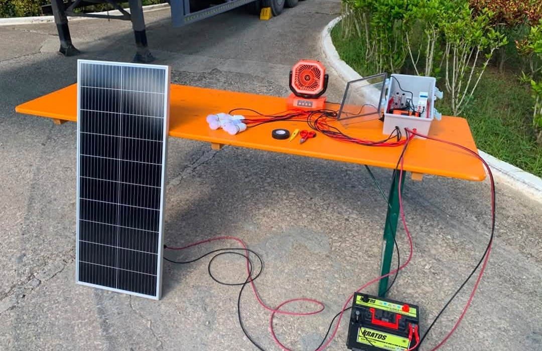 Kit solar ofrecido en el oriente de Cuba.